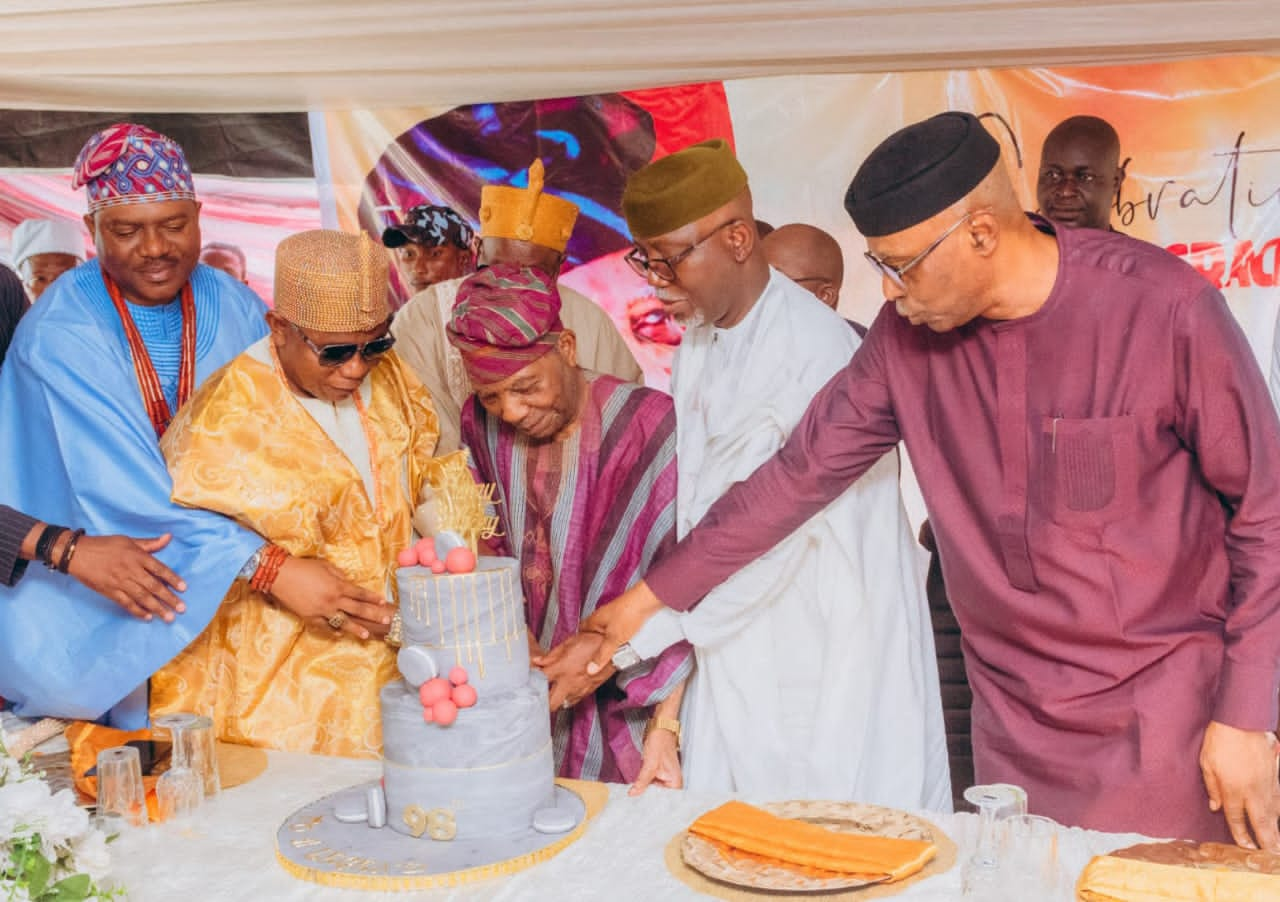 Photo News: Prominent Personalities Cut Cake With Pa Fasoranti @98 ...